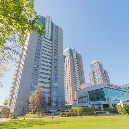 Comfort & Views Over Near Airport And Center *