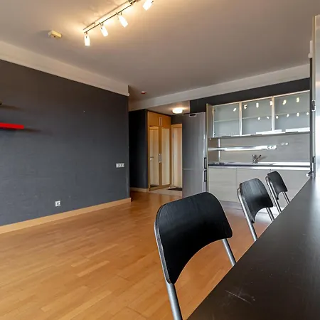 Comfort & Views Over Near Airport And Center