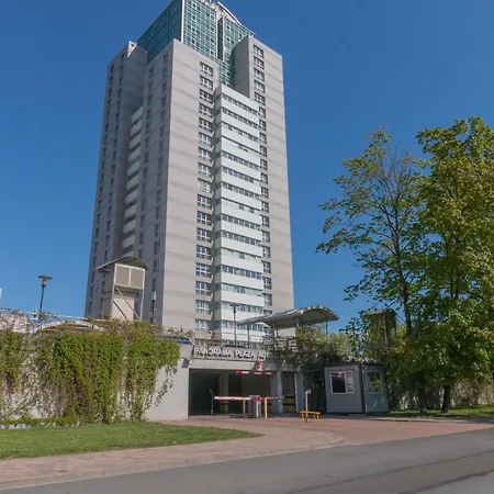 Comfort & Views Over Near Airport And Center Апартаменты *