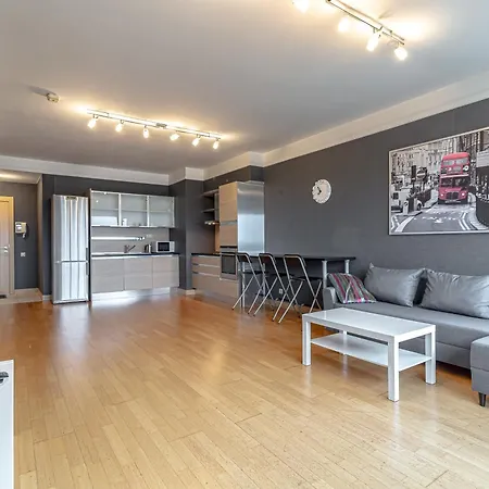 Comfort & Views Over Near Airport And Center *