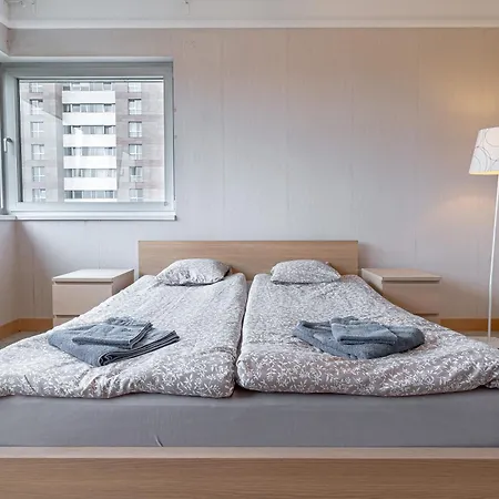 Comfort & Views Over Near Airport And Center