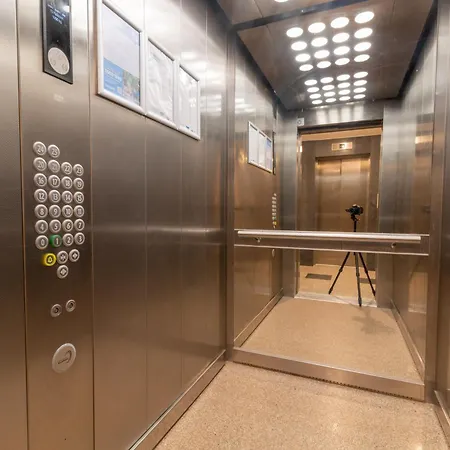 Comfort & Views Over Near Airport And Center *